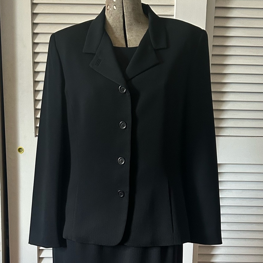 Women’s size 14 Garfield & Marks black back belt jacket